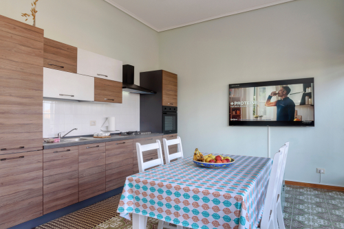 Modern kitchen with a dining table | Ultratech