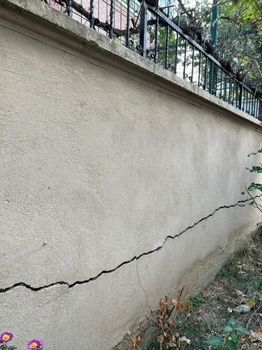 A long horizontal crack running along an external concrete wall | Ultratech