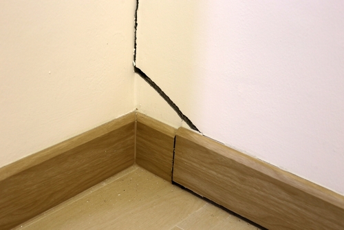 A deep diagonal crack in a wall corner | Ultratech