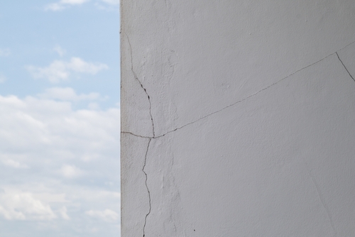 Cracks forming on a white outdoor concrete wall | Ultratech