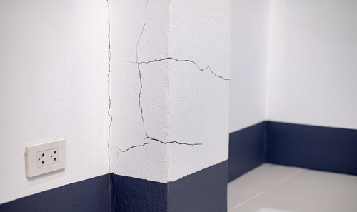 Structural cracks on an indoor white concrete pillar | Ultratech