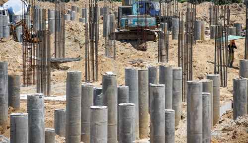Construction site par pile foundation ka nirman karya