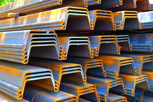 Construction project ke liye steel sheet piles ka stack
