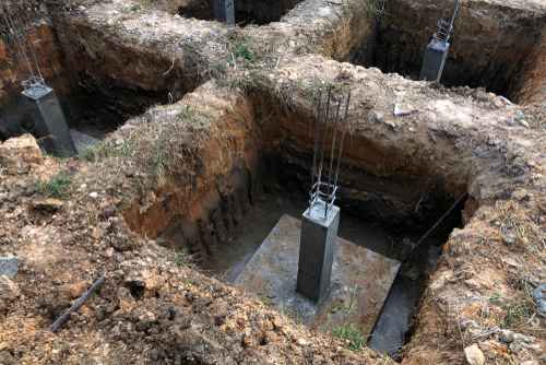 akan banane ke liye mitti ke gaddhe me bane cement ke khambhe aur neev