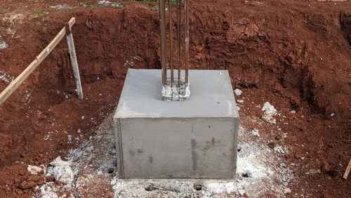 Makan ki neev me cement ka square base aur iron rods