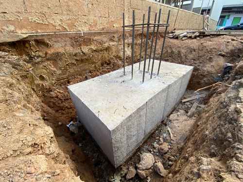 Makan ki neev ke liye banaya gaya cement ka base