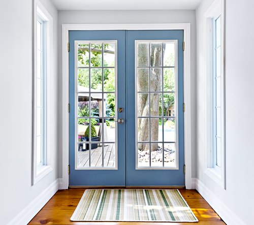Halka neela French door kaanch ke panes ke saath