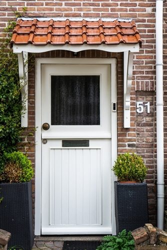 Eent ki deewar par safed Dutch door