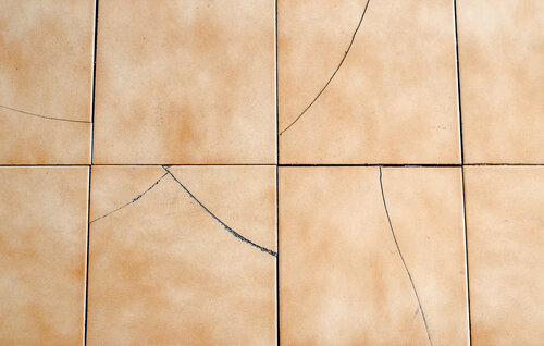 Farsh Ki Tile Mein Darar Ka Close-Up Drishya | UltraTech