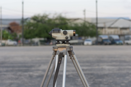 Khali jagah par tripod par set kiya gaya auto level survey device