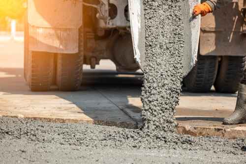 Concrete Mix Ko Satah Par Dalte Samay | UltraTech