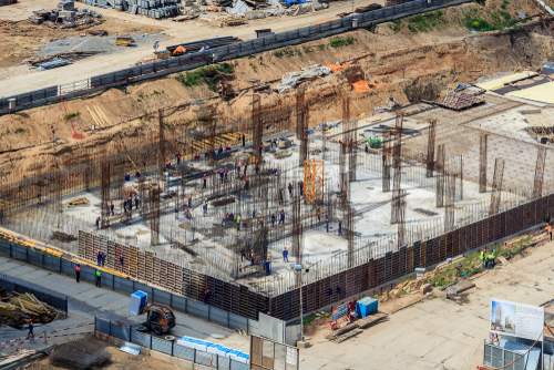 Construction site par raft slab foundation ka upar se drishya 