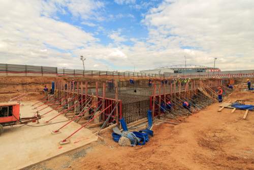 Raft foundation par RCC structure ka nirman karya chalte hue