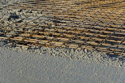 Construction site par raft foundation reinforcement ka karya
