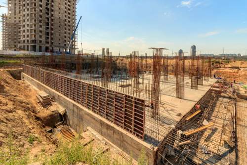 High-rise building ke liye RCC raft foundation taiyar karte hue