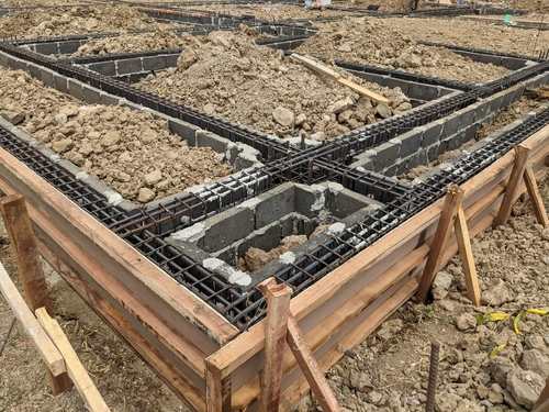 Construction site par raft foundation ki shuttering aur rebar placement