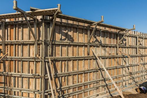 Concrete ki diwar dhalne ke liye lakdi aur iron pipe ka  shuttering frame
