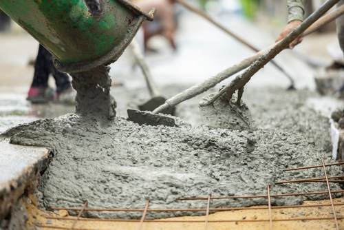 RCC construction ke liye taze concrete pouring karya