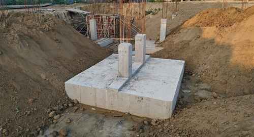 Ghar ki neev mein concrete foundation footing ka nirman