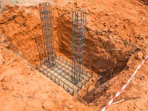Ghar ki neev ke liye steel reinforcement aur footing taiyar karna