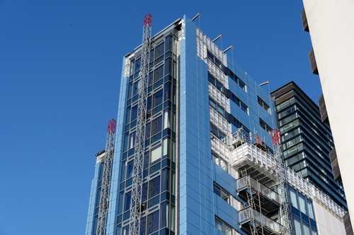 Blue glass aur panels wali unchi modern building
