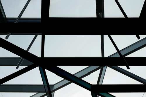 Steel structural framework aur roof truss system ka nazdeeki drishya