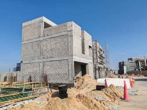 Nirmanadhin ghar ki deewaron ka nirmaan, construction site par taiyar hoti masonry deewarein