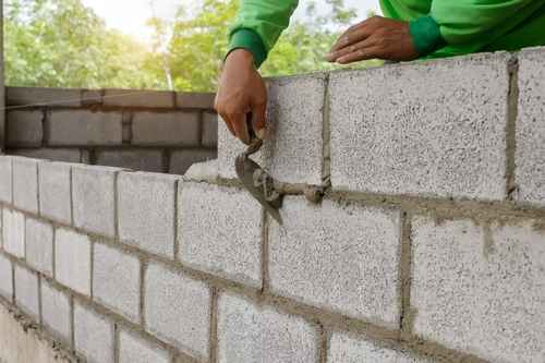 Concrete block deewar ki masonry, ghar nirmaan ke dauran deewar par mortar finishing ka kaam