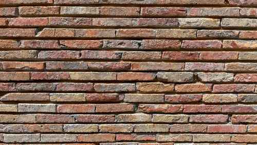 Patli laal eenton ki deewar, ghar ke exterior aur interior design ke liye decorative brick masonry