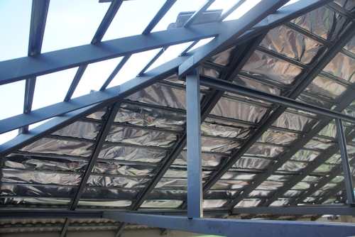 Lohe ke truss aur usme lagi silver insulation sheet