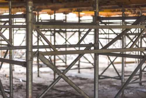 Construction site par chhat ko support dene ke liye laga heavy scaffolding structure