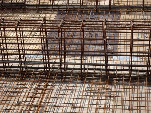 Building ki chhat aur beam ke liye tyar kiya gaya sariye ka frame