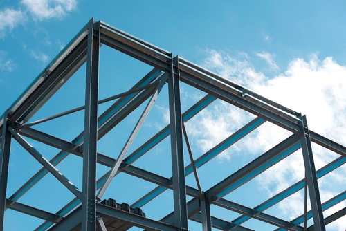 Naye building structure ke liye jude hue steel columns aur girders