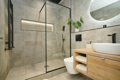 Aadhunik bathroom ka sundar design aur sajawat