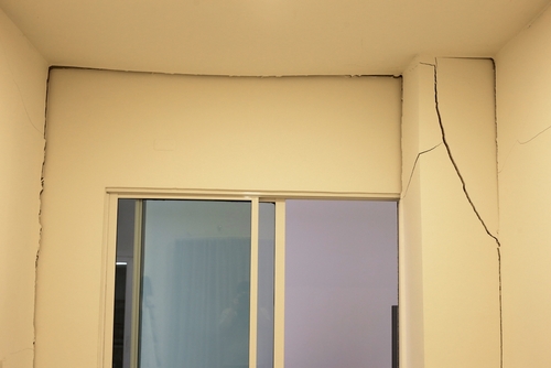 Severe cracks in a concrete structural column | Ultratech