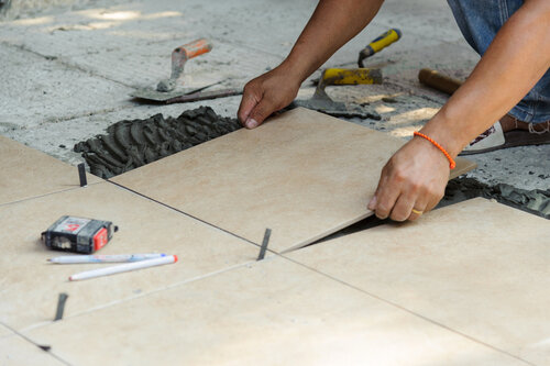 living room madhye glossy porcelain tile flooring | Ultraech Cement