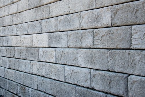 Precast concrete retaining walls